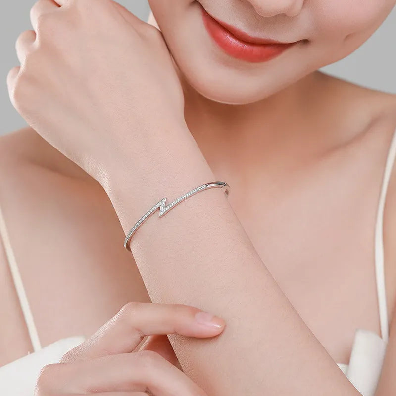 Bracciale in argento 925 – Design minimalista a forma di fulmine