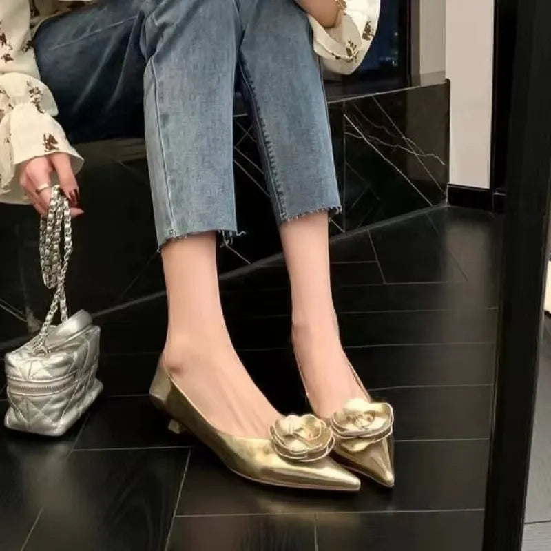 Elegante scarpa da donna con fiore in rilievo - Tacco basso e comfort quotidiano