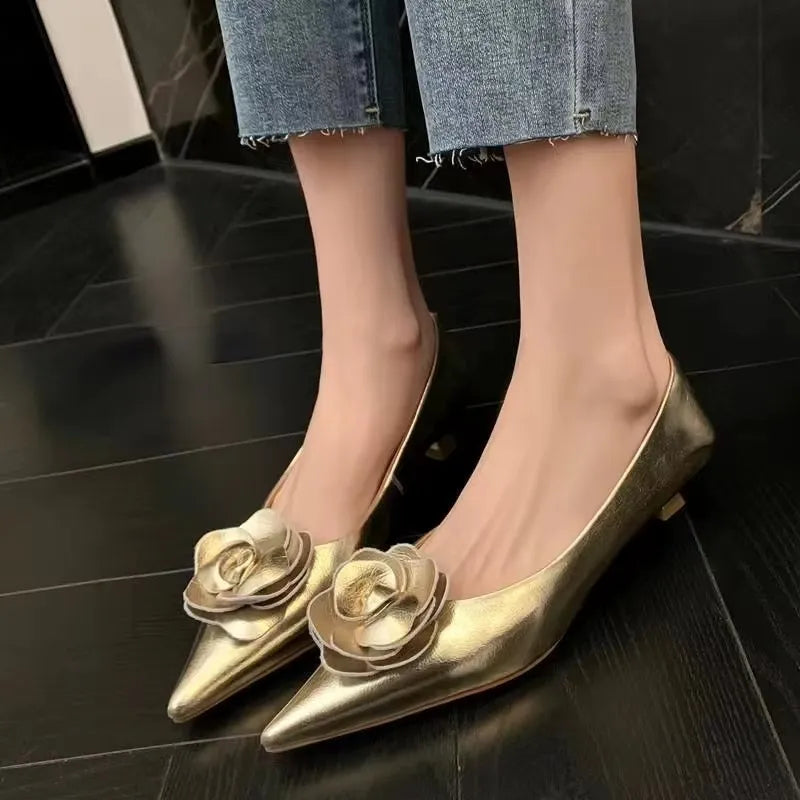 Elegante scarpa da donna con fiore in rilievo - Tacco basso e comfort quotidiano