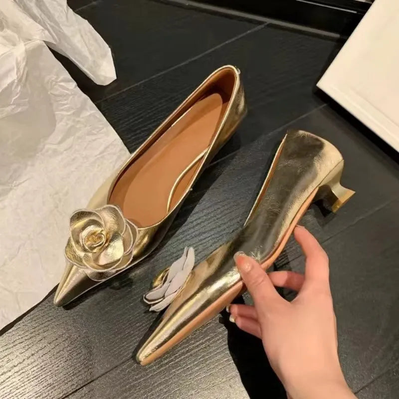 Elegante scarpa da donna con fiore in rilievo - Tacco basso e comfort quotidiano