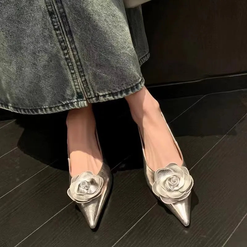 Elegante scarpa da donna con fiore in rilievo - Tacco basso e comfort quotidiano