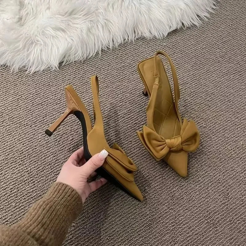 Décolleté con cinturino posteriore da donna - Dettaglio fiocco e tacco a spillo