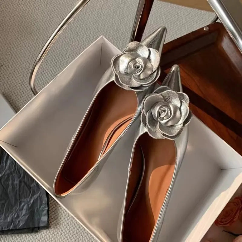 Elegante scarpa da donna con fiore in rilievo - Tacco basso e comfort quotidiano