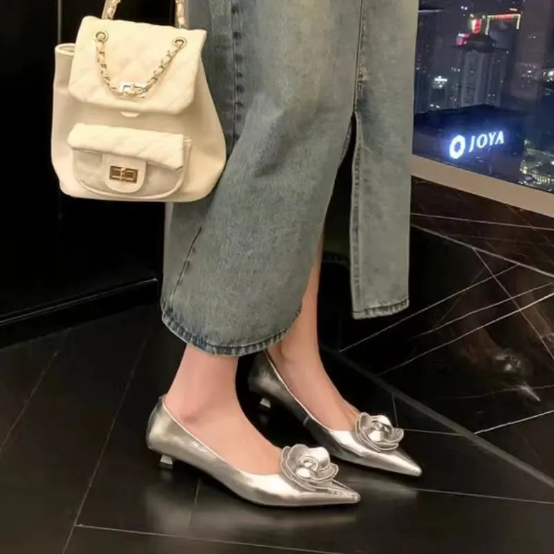 Elegante scarpa da donna con fiore in rilievo - Tacco basso e comfort quotidiano